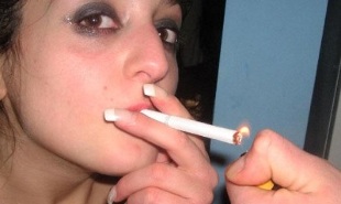 wie man Zigaretten raucht