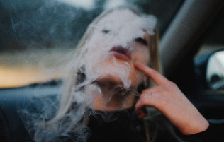 Rauchendes Mädchen